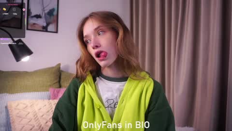 Mia online show from December 3, 1:48 am