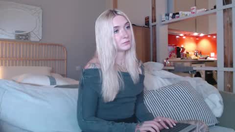 tattoobbgirl online show from March 6, 5:11 pm