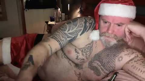 Snapshot of tattooeddilf01 chatting on December 22, 8:47 pm Tattooeddilf 01 online show from December 22, 8:47 pm