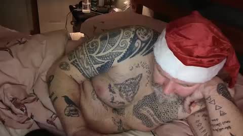 Snapshot of tattooeddilf01 chatting on December 18, 2:32 am Tattooeddilf 01 online show from December 18, 2:32 am