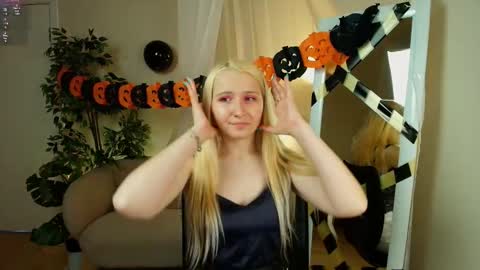 Annie    next stream 11 14 and  15 november online show from October 24, 10:10 pm