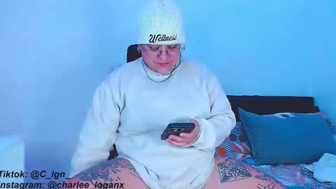 Snapshot of techno_420 chatting on February 26, 4:41 am Charlee He online show from February 26, 4:41 am