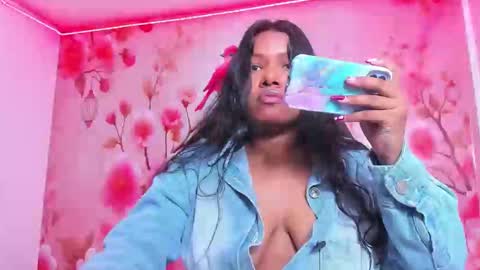 Snapshot of thais_waldrof chatting on February 18, 1:32 am Andreina online show from February 18, 1:32 am