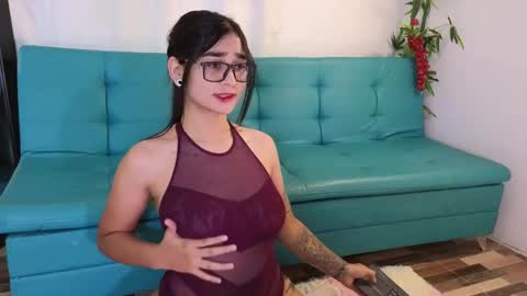Snapshot of thalia_066 chatting on December 27, 12:39 am thalia online show from December 27, 12:39 am