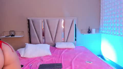 thaliaatelier_ online show from April 17, 4:09 pm