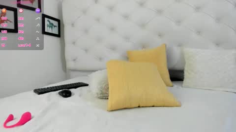 Snapshot of thaliia_gomez chatting on February 25, 11:59 pm online show from February 25, 11:59 pm