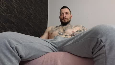 Snapshot of thebestmuscles chatting on February 5, 6:35 am John online show from February 5, 6:35 am