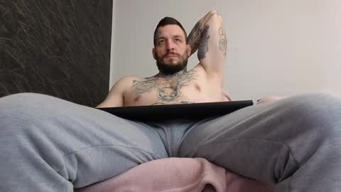 Snapshot of thebestmuscles chatting on February 12, 9:52 am John online show from February 12, 9:52 am