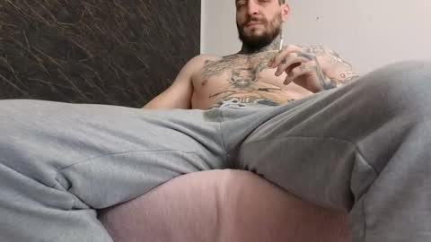 Snapshot of thebestmuscles chatting on February 11, 8:05 am John online show from February 11, 8:05 am