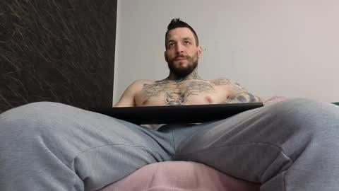 Snapshot of thebestmuscles chatting on February 14, 8:10 am John online show from February 14, 8:10 am