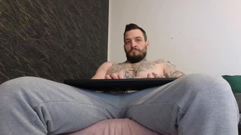 Snapshot of thebestmuscles chatting on February 25, 10:37 am John online show from February 25, 10:37 am