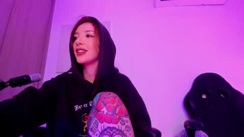Snapshot of thecosmicgirl chatting on January 11, 12:22 am Alicia Alikath online show from January 11, 12:22 am
