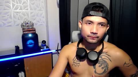 Snapshot of thefriskyasian chatting on September 12, 6:43 pm Jaycee online show from September 12, 6:43 pm