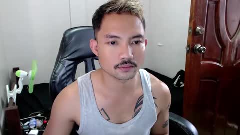 Snapshot of thefriskyasian chatting on February 4, 8:02 am Jaycee online show from February 4, 8:02 am