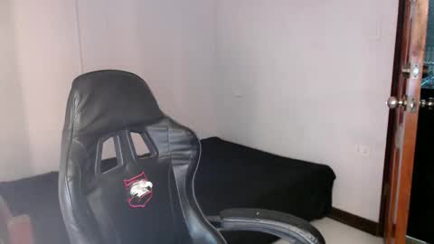 Snapshot of thefriskyasian chatting on January 2, 4:56 pm Jaycee online show from January 2, 4:56 pm