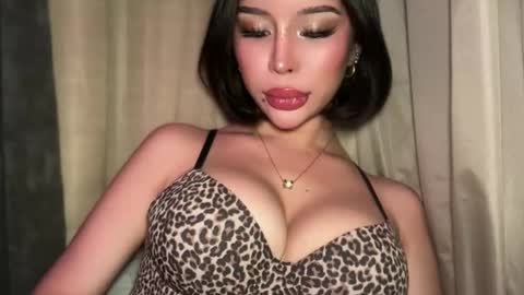 Elle  dont forget to folloW me and thumbs up online show from March 19, 11:15 am