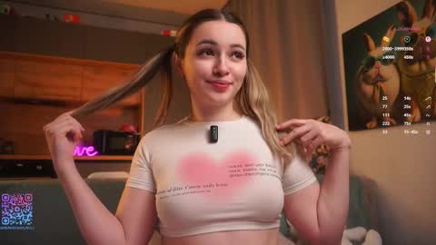 Mia online show from October 17, 3:38 pm