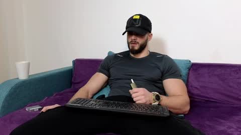 Snapshot of thetopalex chatting on December 5, 7:32 am TheTopAlex online show from December 5, 7:32 am