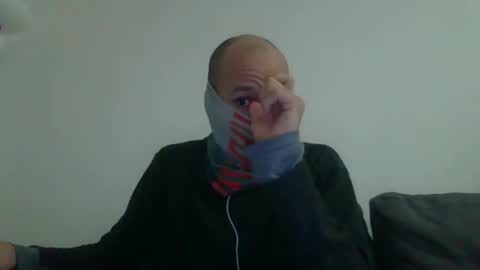 Snapshot of thetubedscarfguy chatting on January 2, 5:50 pm Scarf guy online show from January 2, 5:50 pm