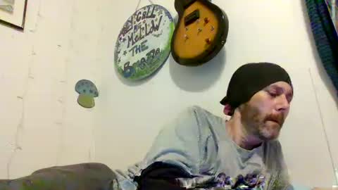 Snapshot of theycallmemellowthebreeze chatting on January 23, 2:23 am mellow online show from January 23, 2:23 am