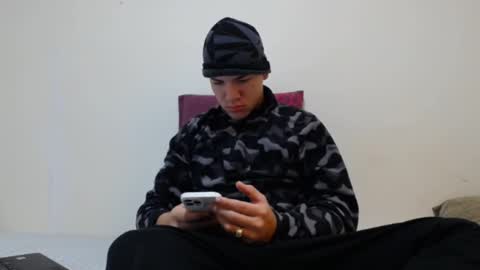 Thiago independent model online show from January 3, 9:25 am