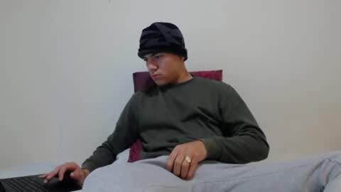 Thiago independent model online show from January 5, 8:00 am