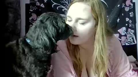 Ariel online show from December 5, 6:27 pm