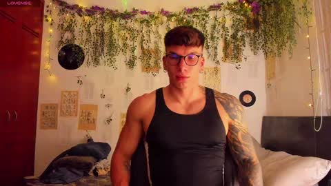 Snapshot of thomas_fuckboy chatting on February 5, 10:11 pm Thomas Grey online show from February 5, 10:11 pm