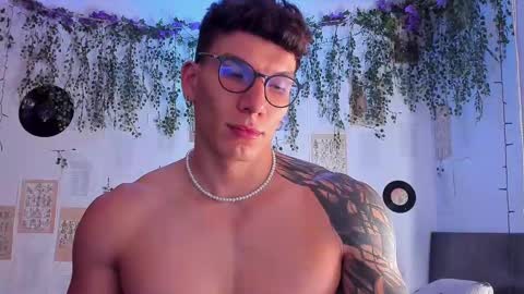 Snapshot of thomas_fuckboy chatting on March 9, 9:02 am Thomas Grey online show from March 9, 9:02 am