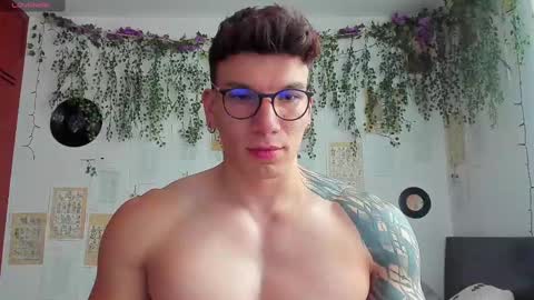 Snapshot of thomas_fuckboy chatting on February 12, 10:04 pm Thomas Grey online show from February 12, 10:04 pm
