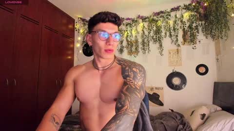 Snapshot of thomas_fuckboy chatting on January 24, 7:51 am Thomas Grey online show from January 24, 7:51 am