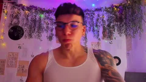 Snapshot of thomas_fuckboy chatting on February 11, 10:18 pm Thomas Grey online show from February 11, 10:18 pm