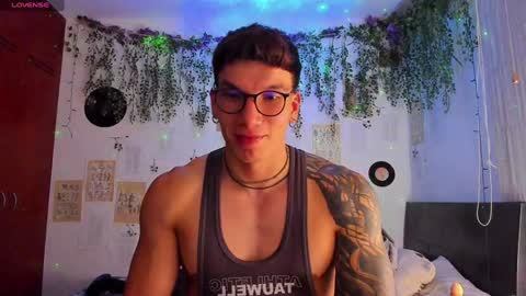 Snapshot of thomas_fuckboy chatting on January 30, 11:02 pm Thomas Grey online show from January 30, 11:02 pm