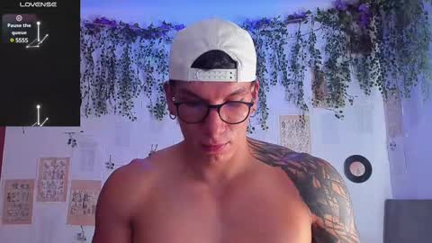 Snapshot of thomas_fuckboy chatting on February 26, 3:43 pm Thomas Grey online show from February 26, 3:43 pm