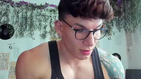 Snapshot of thomas_fuckboy chatting on February 13, 10:33 pm Thomas Grey online show from February 13, 10:33 pm