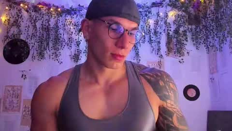 Snapshot of thomas_fuckboy chatting on February 19, 9:17 am Thomas Grey online show from February 19, 9:17 am