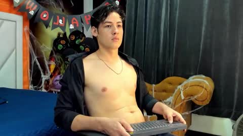 Snapshot of thomas_lester chatting on October 27, 6:19 pm thomas_lester online show from October 27, 6:19 pm