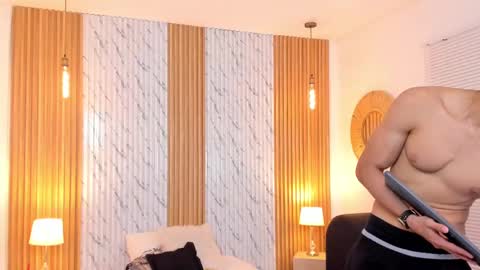 Thomas online show from February 19, 8:52 pm