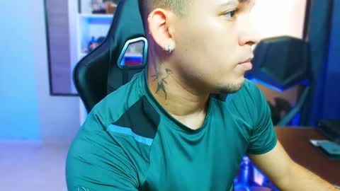 Snapshot of thomascollins__ chatting on October 24, 7:31 am Thomas online show from October 24, 7:31 am