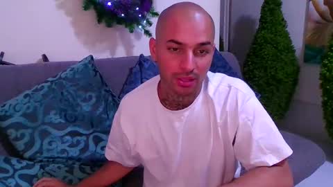 Snapshot of thomassmith2023 chatting on December 14, 9:13 pm thomas smith online show from December 14, 9:13 pm