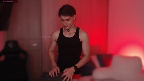 Thom Klein online show from November 29, 5:42 pm