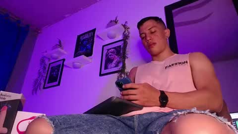 Thoms Every online show from December 10, 3:09 am