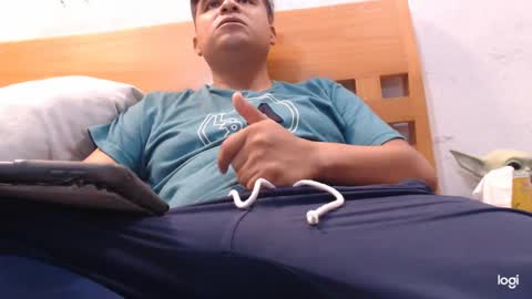 Snapshot of thor0200 chatting on December 10, 6:11 am thor0200 online show from December 10, 6:11 am