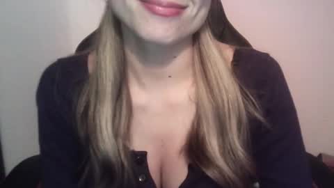 Snapshot of tifanny_a chatting on March 4, 11:22 pm Tifanny online show from March 4, 11:22 pm