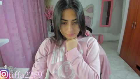 Snapshot of tifany_tay2 chatting on December 11, 9:19 am hey am julietha online show from December 11, 9:19 am