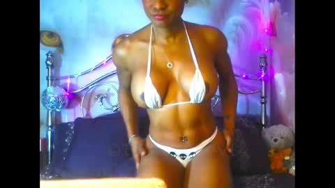 Snapshot of tiffanilove chatting on January 27, 4:43 pm Tiffani Love online show from January 27, 4:43 pm