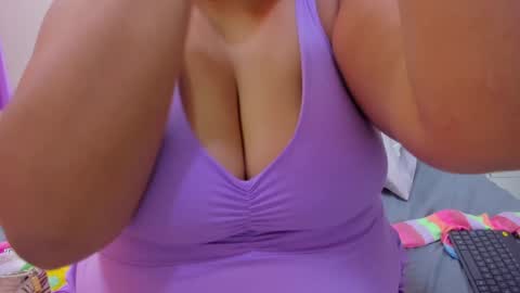 Snapshot of tiffanymiller01 chatting on December 21, 1:53 pm Tiffany Miller online show from December 21, 1:53 pm