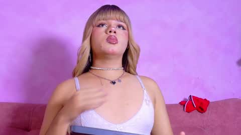 tiffanyy_deluxe online show from April 13, 3:27 pm