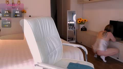 Tilly online show from October 5, 6:59 pm