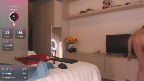 Tilly online show from October 7, 9:00 pm